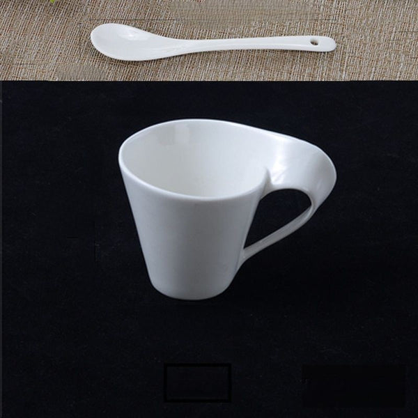 Set di tazzine con manico a forma ondulata, piattini e cucchiaini per caffè espresso