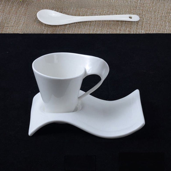 Set di tazzine con manico a forma ondulata, piattini e cucchiaini per caffè espresso