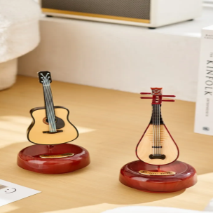 Decorazioni a forma di strumenti musicali classici con carillon