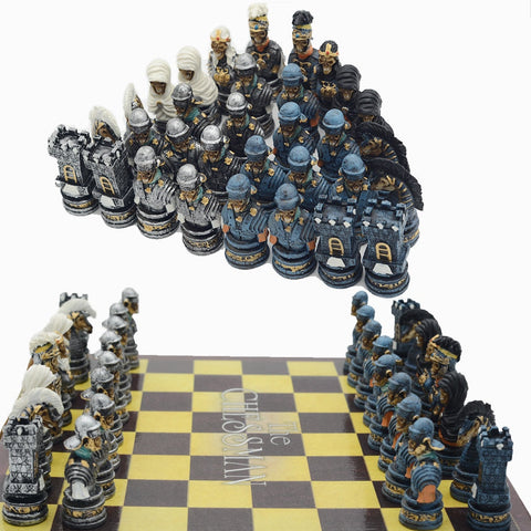 Set con scacchi a forma di soldati scheletri fantasma e scacchiera