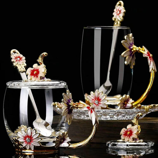 Set di tazze per te' vintage con motivi floreali intagliati
