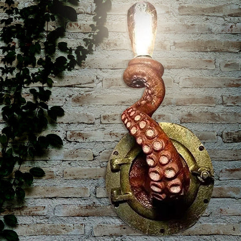 Lampada da parete a forma di tentacolo fuoriuscito da un oblò