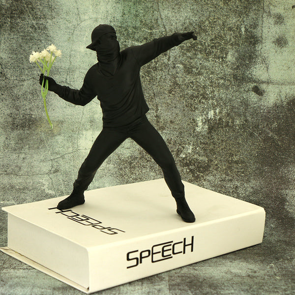 Decorazione casa - Il lanciatore di fiori - Scultura di Banksy