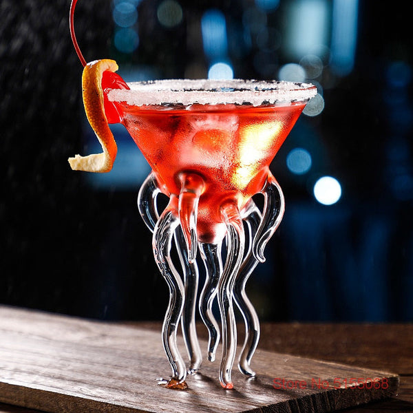 Bicchieri da cocktail con tentacoli di medusa in 3D