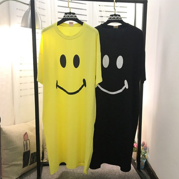 Camicia da notte estiva con stampa emoticon sorridente