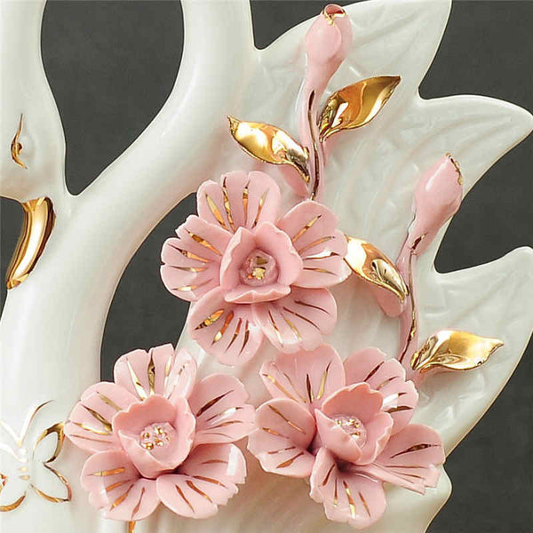 Bellissima e romantica decorazione floreale con cigni bianchi