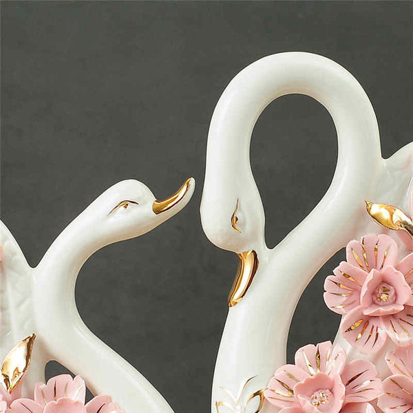 Bellissima e romantica decorazione floreale con cigni bianchi